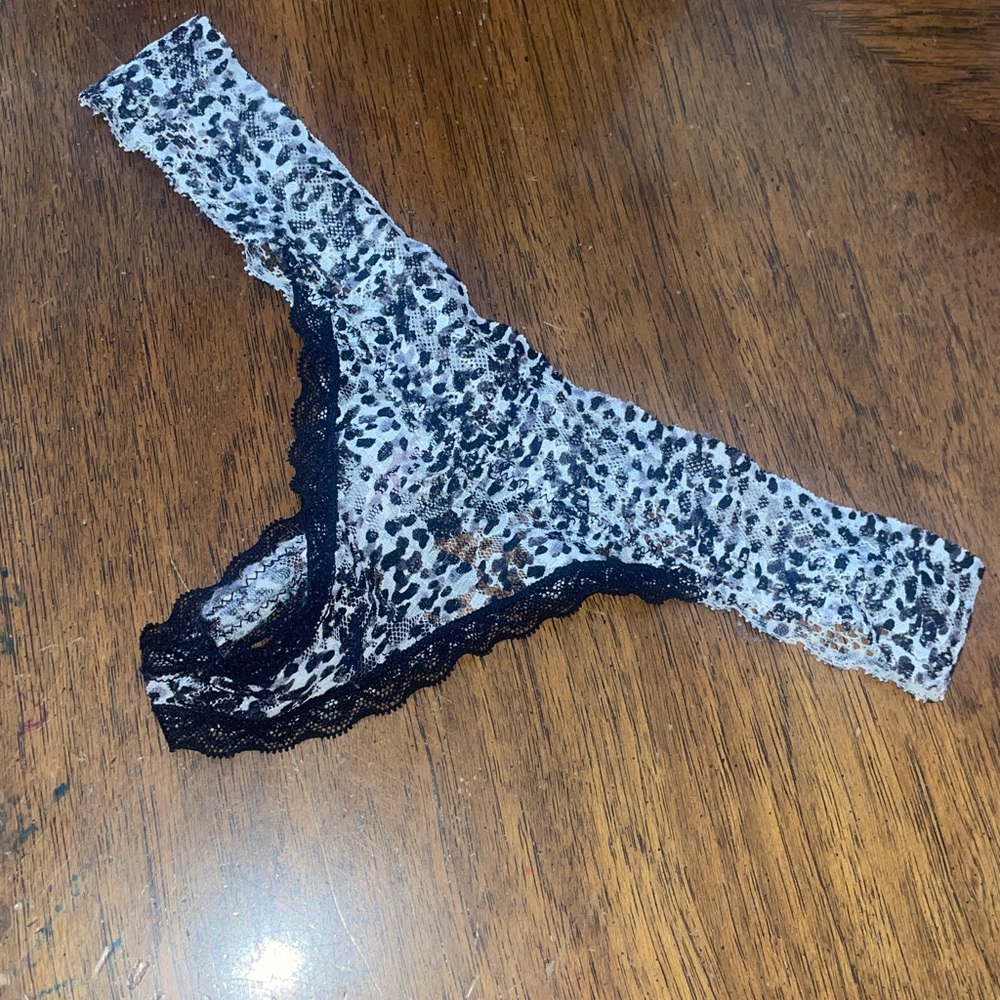 Blank n white thongs